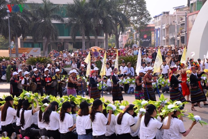 Hoa hậu H'Hen Niê khuấy động Lễ hội đường phố cà phê Buôn Ma Thuột ảnh 1