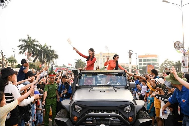 Hoa hậu H'Hen Niê khuấy động Lễ hội đường phố cà phê Buôn Ma Thuột ảnh 4