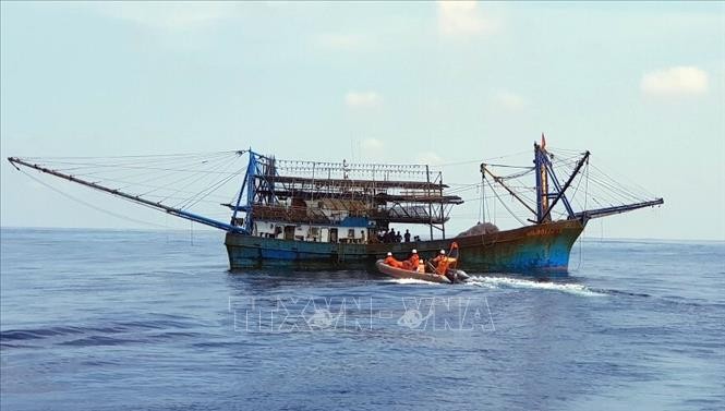 Cấp cứu kịp thời ngư dân gặp tai nạn trên biển Hoàng Sa ảnh 1