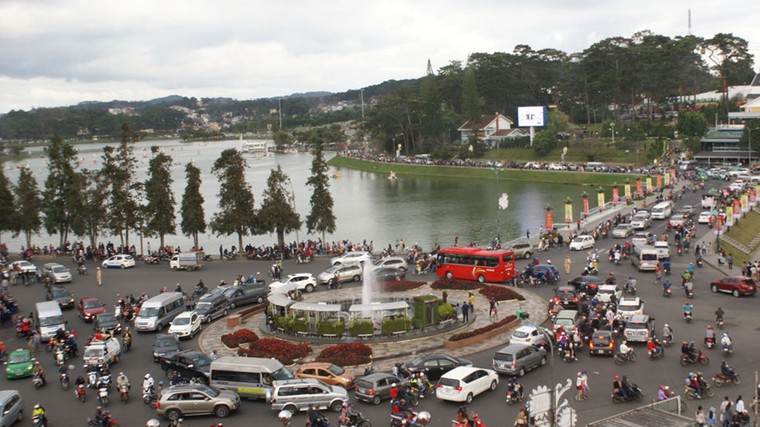 Thành phố nào ở nước ta không có cột đèn giao thông?