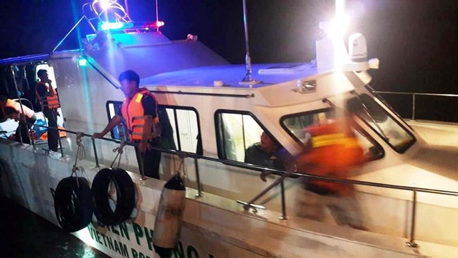 Lật xuồng cao su trên biển, 7 người may mắn thoát chết ảnh 1