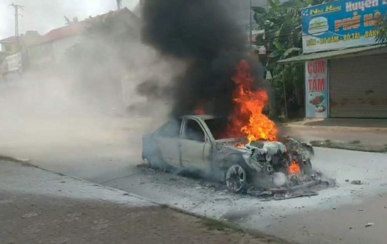 Đang lưu thông trên đường, ô tô con bốc cháy dữ dội ảnh 1