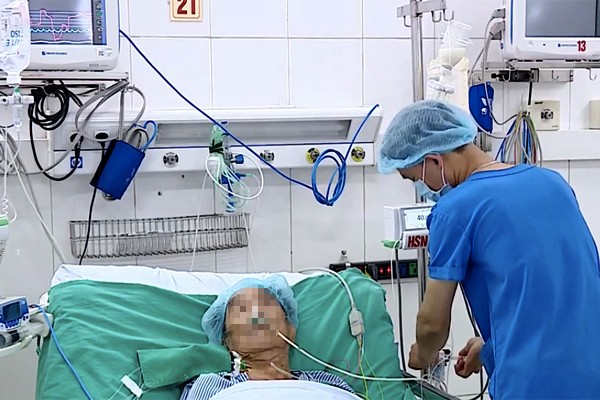 Cứu sống du khách nước ngoài bị vỡ tim đột ngột ảnh 1