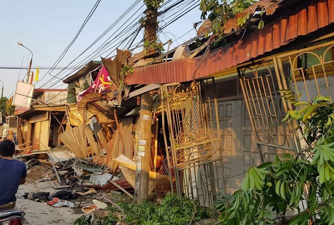 Tài xế xe container ngủ gật, đâm sập hàng loạt nhà dân ảnh 1