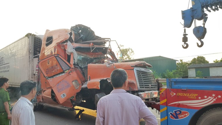 Tài xế xe container ngủ gật, đâm sập hàng loạt nhà dân ảnh 2