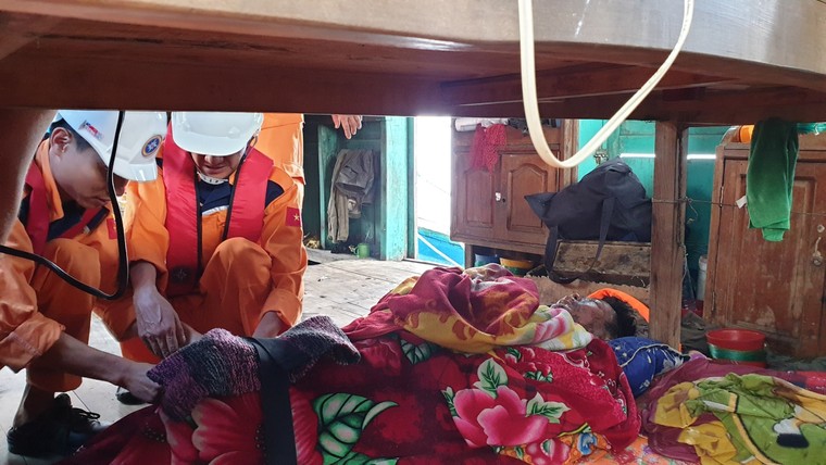 Cứu nạn thành công một thuyền trưởng tàu cá bị bỏng nặng trên biển ảnh 1