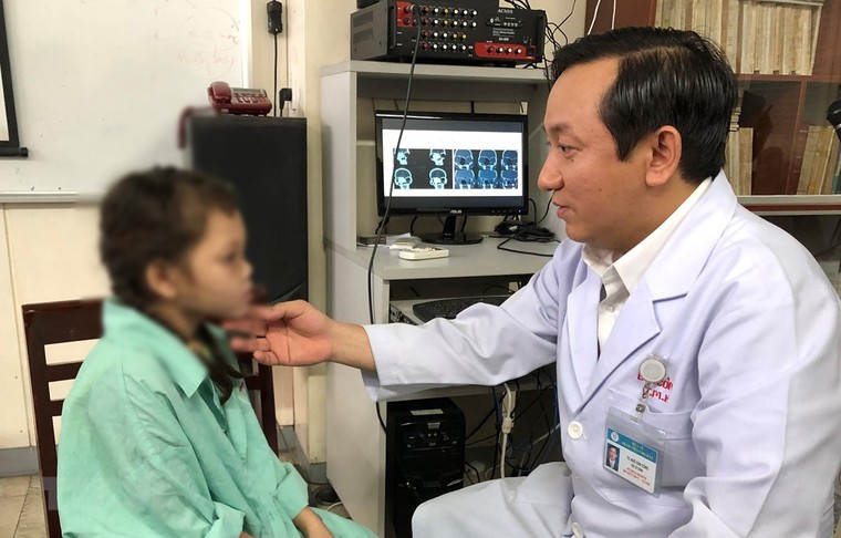 Phẫu thuật khối u lớn trong hốc mũi bé gái ảnh 1