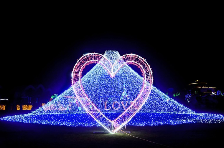 Đón hè rực rỡ với đại tiệc ánh sáng đầu tiên tại xứ biển Quy Nhơn ảnh 1