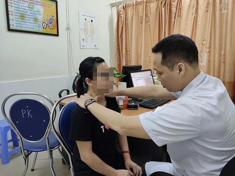 Cô gái lở loét vùng cổ vì chữa Basedow theo thầy lang ảnh 1
