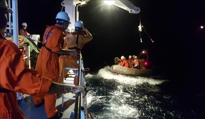 Kịp thời cấp cứu thuyền viên bị nạn trên biển ảnh 1