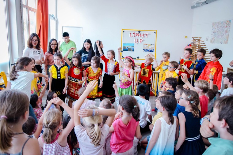 LIGHT UP - Dự án nghệ thuật nhân văn quảng bá văn hoá Việt Nam tại 3 thành phố ở Pháp ảnh 1