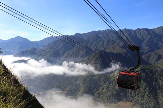 Đỉnh núi Fansipan cách thị trấn Sa Pa khoảng bao nhiêu km?