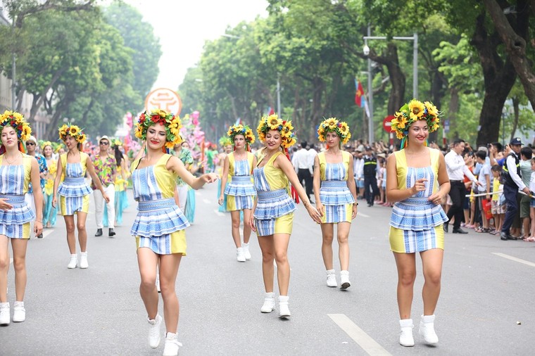 Tưng bừng Carnival đường phố tại phố đi bộ Hồ Gươm nhân kỷ niệm ‘20 năm Thành phố Vì hòa bình’ ảnh 6