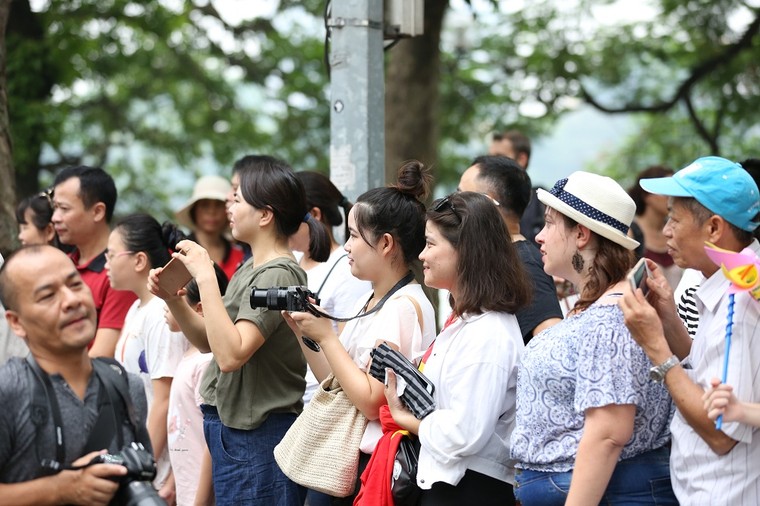 Tưng bừng Carnival đường phố tại phố đi bộ Hồ Gươm nhân kỷ niệm ‘20 năm Thành phố Vì hòa bình’ ảnh 3