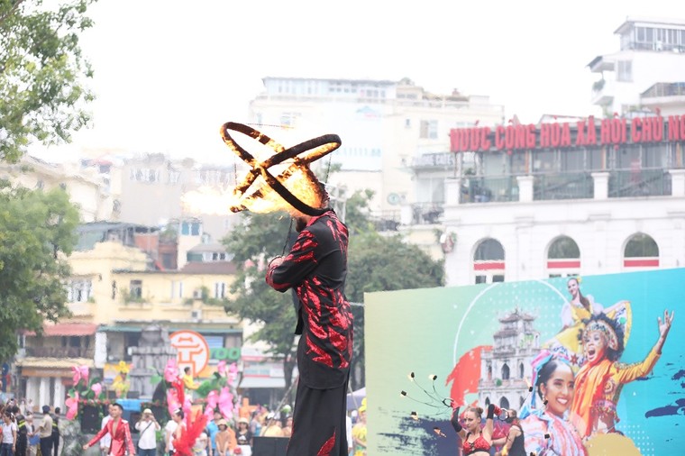 Tưng bừng Carnival đường phố tại phố đi bộ Hồ Gươm nhân kỷ niệm ‘20 năm Thành phố Vì hòa bình’ ảnh 8