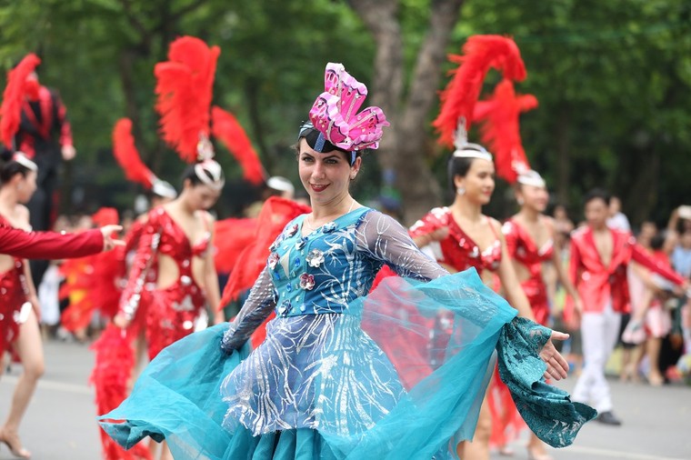 Tưng bừng Carnival đường phố tại phố đi bộ Hồ Gươm nhân kỷ niệm ‘20 năm Thành phố Vì hòa bình’ ảnh 11