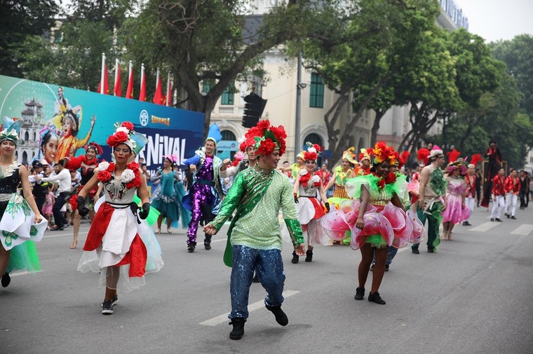 Tưng bừng Carnival đường phố tại phố đi bộ Hồ Gươm nhân kỷ niệm ‘20 năm Thành phố Vì hòa bình’ ảnh 12