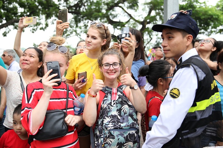 Tưng bừng Carnival đường phố tại phố đi bộ Hồ Gươm nhân kỷ niệm ‘20 năm Thành phố Vì hòa bình’ ảnh 14