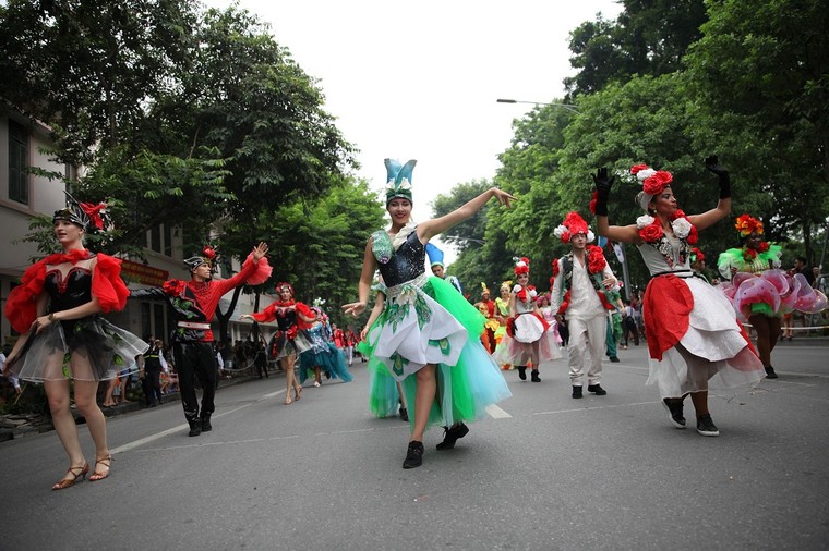 Tưng bừng Carnival đường phố tại phố đi bộ Hồ Gươm nhân kỷ niệm ‘20 năm Thành phố Vì hòa bình’ ảnh 15
