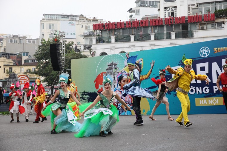 Tưng bừng Carnival đường phố tại phố đi bộ Hồ Gươm nhân kỷ niệm ‘20 năm Thành phố Vì hòa bình’ ảnh 17