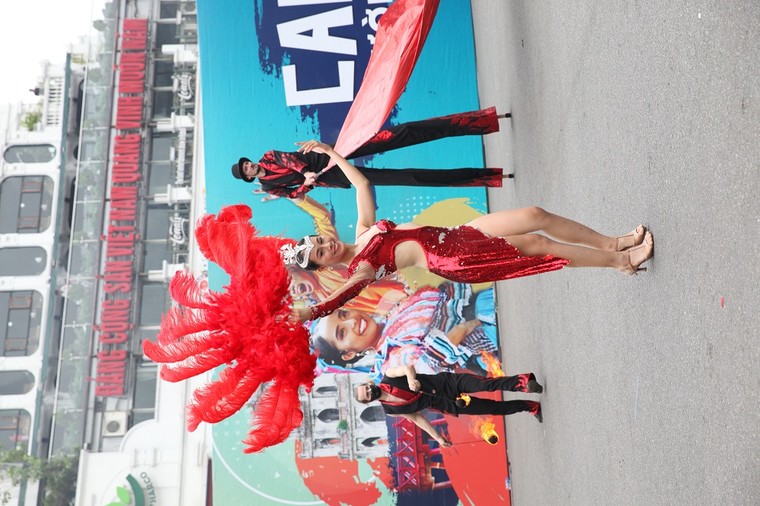 Tưng bừng Carnival đường phố tại phố đi bộ Hồ Gươm nhân kỷ niệm ‘20 năm Thành phố Vì hòa bình’ ảnh 18