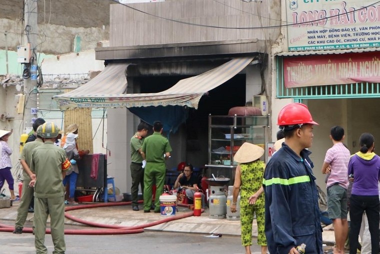 Nổ bình gas trong quán ăn, nhiều người mắc kẹt ảnh 1