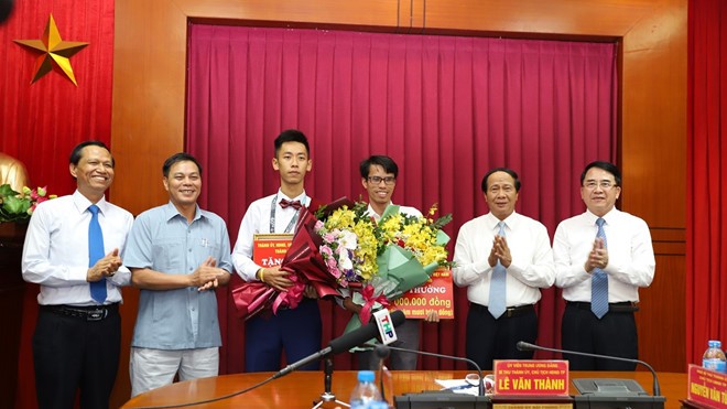 Nam sinh đoạt huy chương vàng quốc tế được thưởng 500 triệu đồng ảnh 1