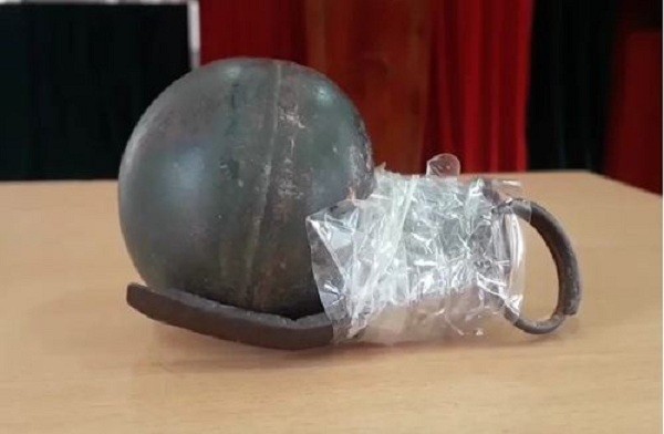 Rút chốt lựu đạn chống trả khi bị thu giữ 60.000 viên ma túy ảnh 2