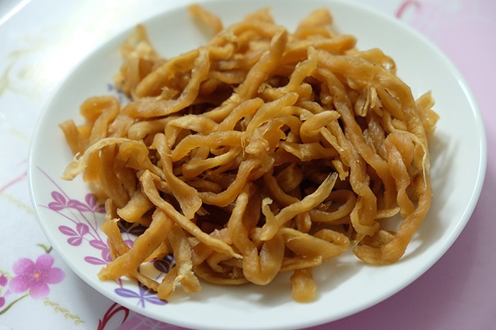 Ngoài nguyên liệu chính là củ cải, xá bấu còn được kết hợp từ gia vị nào?