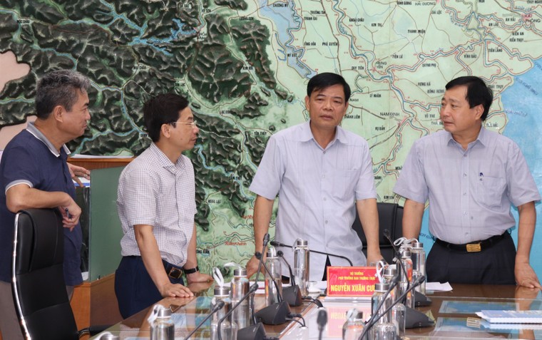 Khẩn trương tìm kiếm người mất tích; tiếp cận, ứng cứu các vùng bị cô lập ảnh 1