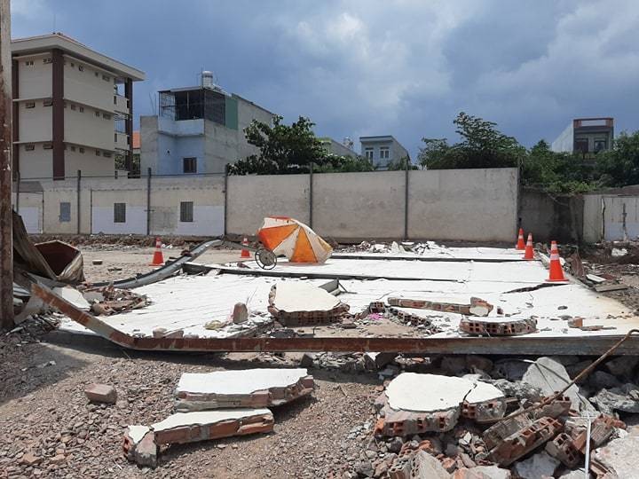 Ngồi tránh nắng, 2 công nhân bị tường sập đè tử vong ảnh 1