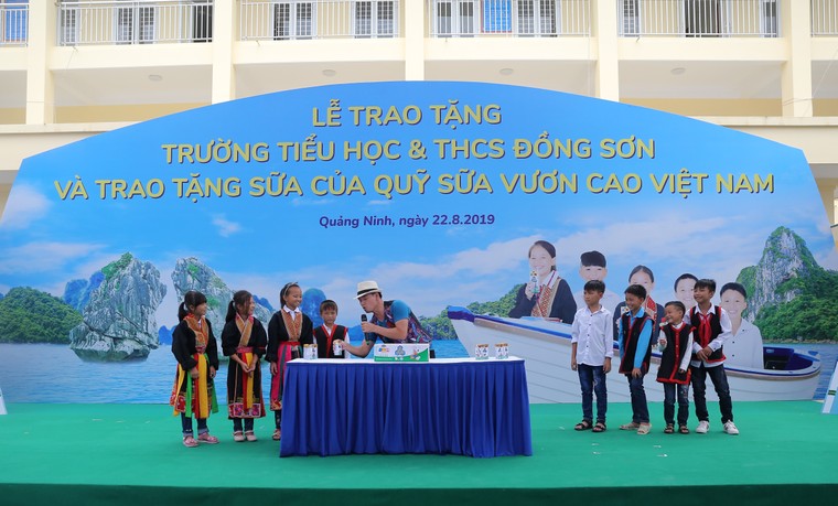 Trẻ em Quảng Ninh đón nhận ngôi trường mới và hơn 71 ngàn ly sữa từ Quỹ sữa Vươn cao Việt Nam ảnh 12