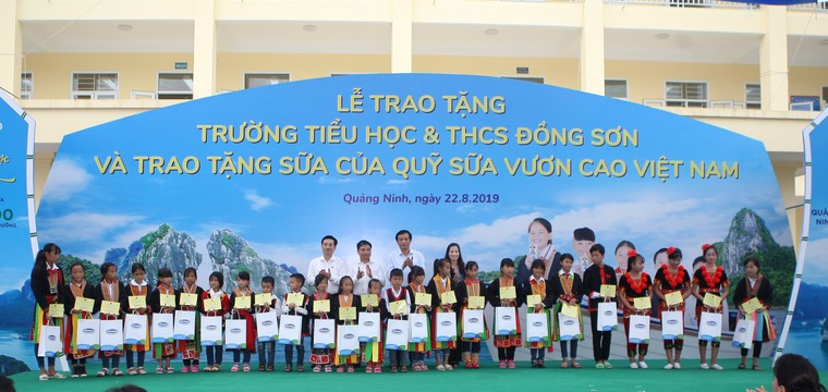 Trẻ em Quảng Ninh đón nhận ngôi trường mới và hơn 71 ngàn ly sữa từ Quỹ sữa Vươn cao Việt Nam ảnh 3
