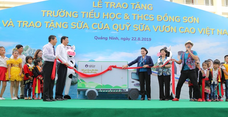 Trẻ em Quảng Ninh đón nhận ngôi trường mới và hơn 71 ngàn ly sữa từ Quỹ sữa Vươn cao Việt Nam ảnh 4