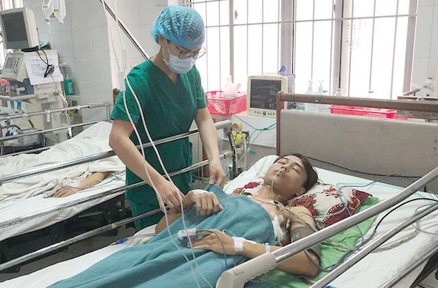 Cứu sống thanh niên bị bạn dùng cây sắt đâm xuyên phổi ảnh 1