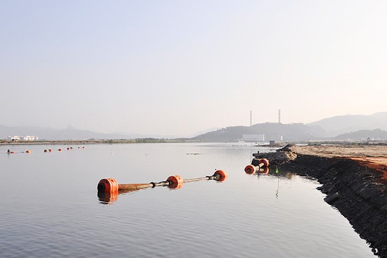 Mâu thuẫn với vợ, chồng mang con trai 18 tháng nhảy hồ tự tử ảnh 1