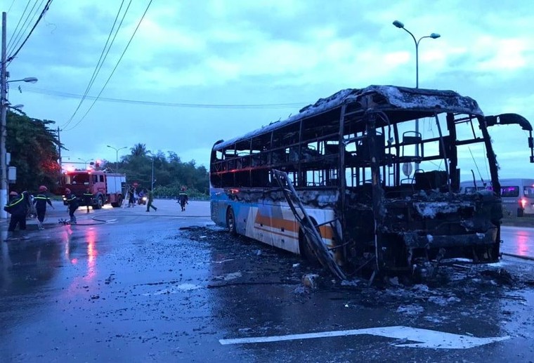 Đang chạy về bến, xe giường nằm bất ngờ bốc cháy dữ dội ảnh 1