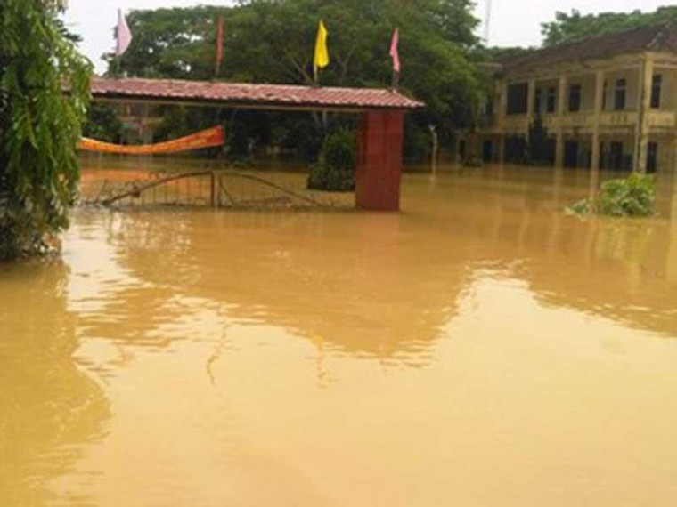 Lũ ở miền Trung rút nhưng nhiều nơi vẫn ngập nặng ảnh 1