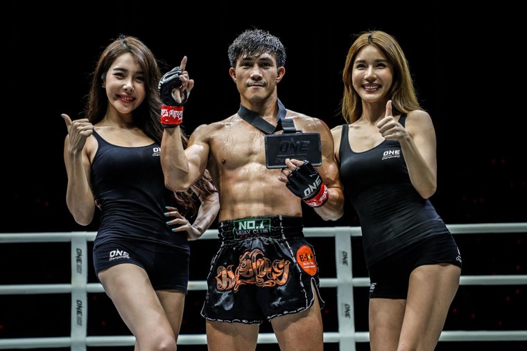 Nguyễn Trần Duy Nhất hạ Knockout Azwan Che Wil tại ONE Championship Việt Nam 2019 ảnh 1