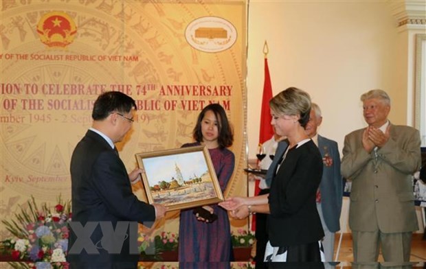 Khai mạc triển lãm ảnh đất nước, con người Việt Nam tại Ukraine ảnh 1