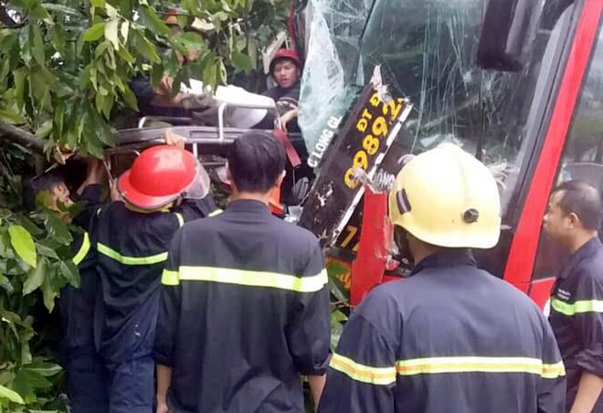 Cứu hàng chục người mắc kẹt trong xe khách gặp nạn ảnh 1