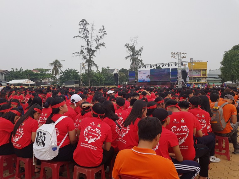 Tuổi trẻ Bình Thuận đồng loạt ra quân hưởng ứng chiến dịch làm sạch biển ảnh 1