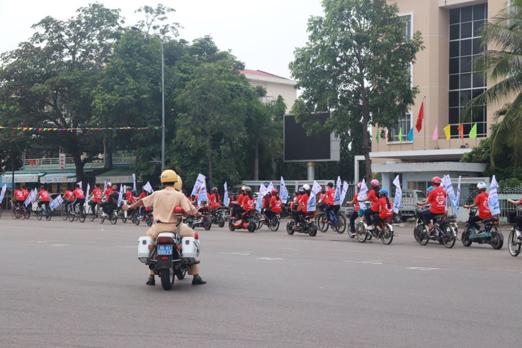 Tuổi trẻ Bình Thuận đồng loạt ra quân hưởng ứng chiến dịch làm sạch biển ảnh 4