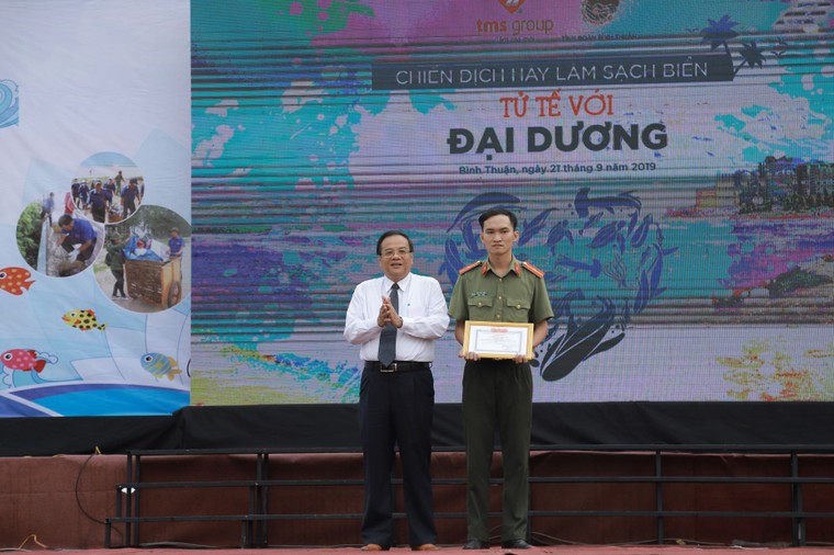 Tuổi trẻ Bình Thuận đồng loạt ra quân hưởng ứng chiến dịch làm sạch biển ảnh 5
