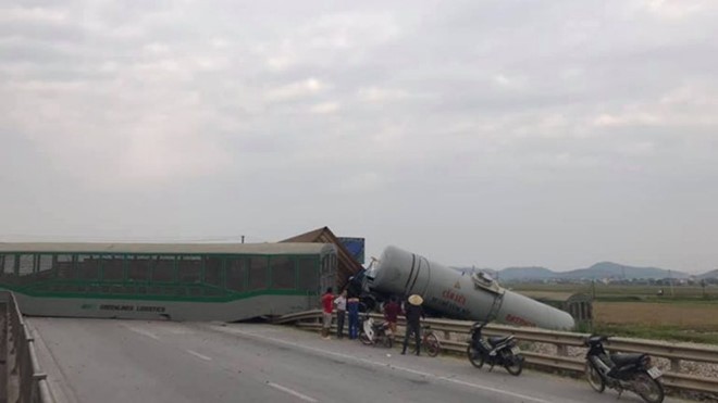 Xe tải vượt đường sắt, tàu hỏa lật chắn ngang quốc lộ 1A ảnh 1