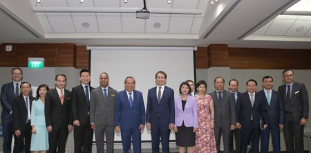 Phó Thủ tướng thăm sứ quán và tọa đàm tại Liên đoàn Sản xuất Singapore ảnh 3