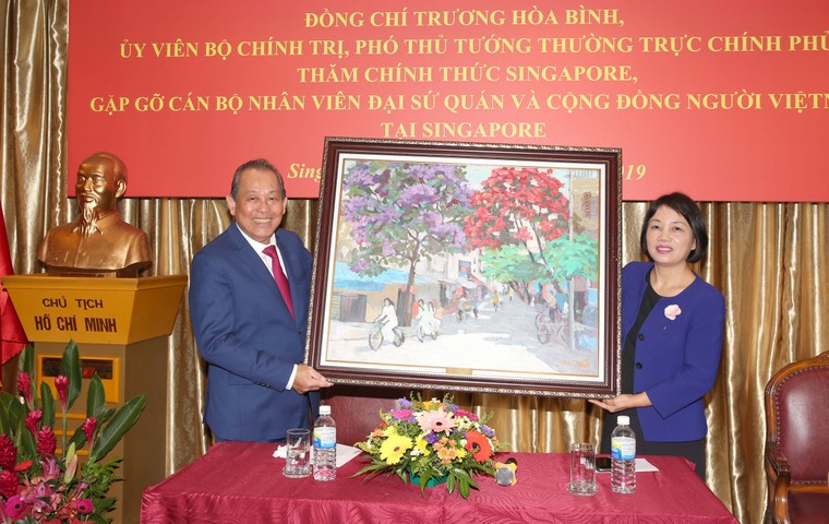 Phó Thủ tướng thăm sứ quán và tọa đàm tại Liên đoàn Sản xuất Singapore ảnh 1