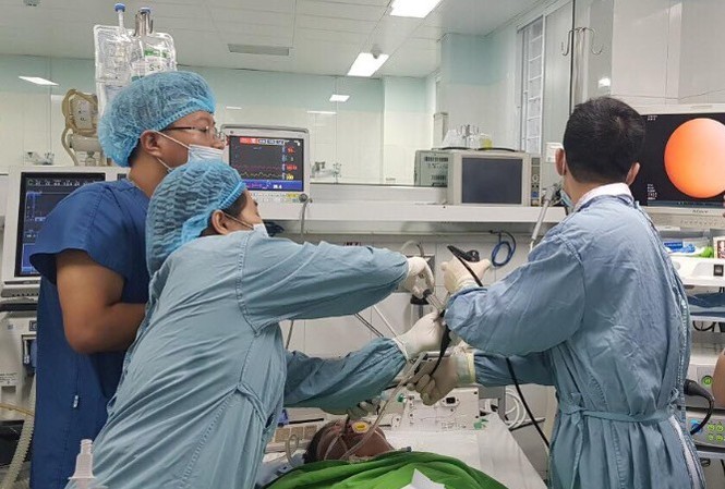 Bị téc nước rơi trúng, người phụ nữ nhập viện nguy kịch ảnh 1