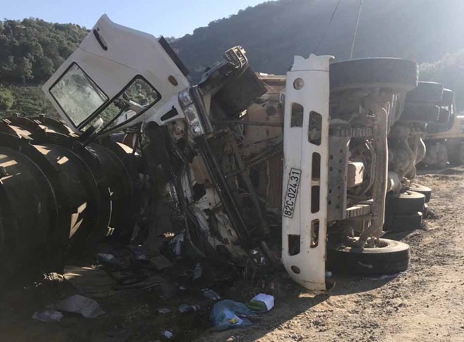 Lật xe thi công thủy điện, 3 người thương vong ảnh 1