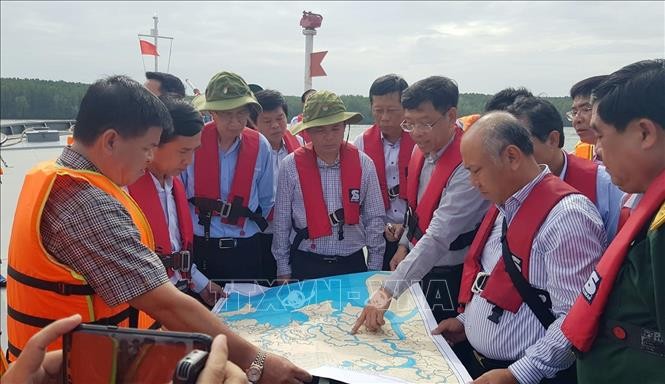 Vụ chìm tàu trên sông Lòng Tàu: Tập trung hút khẩn cấp 150 tấn dầu ra khỏi tàu ảnh 1